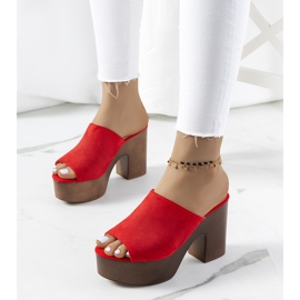 Chinelos vermelhos na plataforma Klaren 1