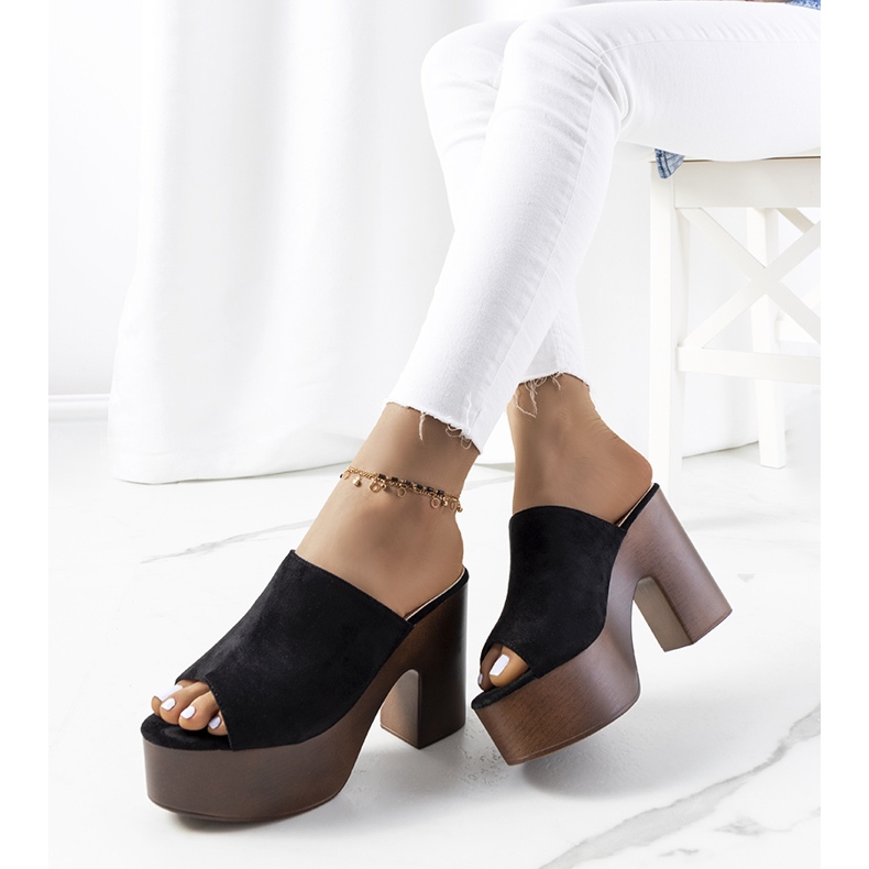 Chinelos pretos na plataforma Klaren 1