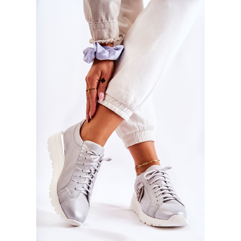 Sapatos esportivos de couro com cunha Maciejka 05492-11 prata 2