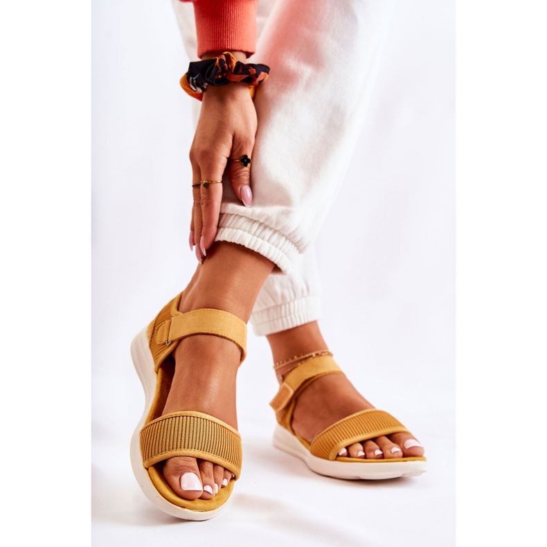 PE1 Sandálias femininas confortáveis ​​com velcro amarelo Sidney 2