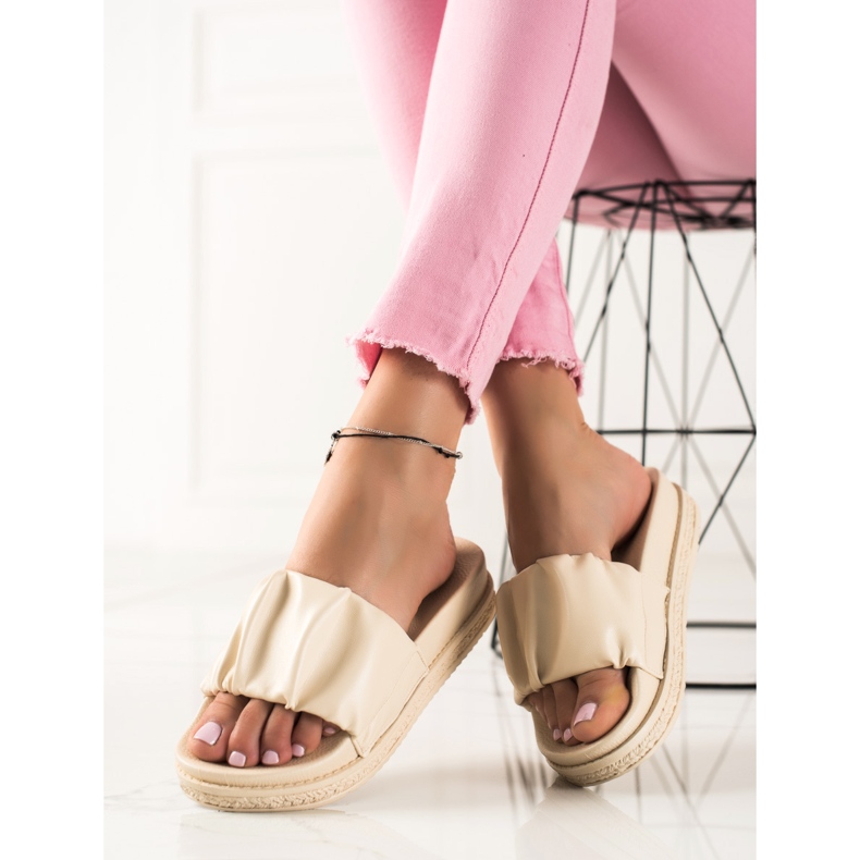 SHELOVET Chinelos bege na plataforma 1