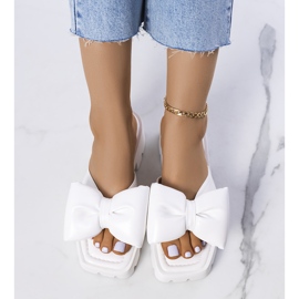 Chinelos brancos na sola do trator da Platt 1