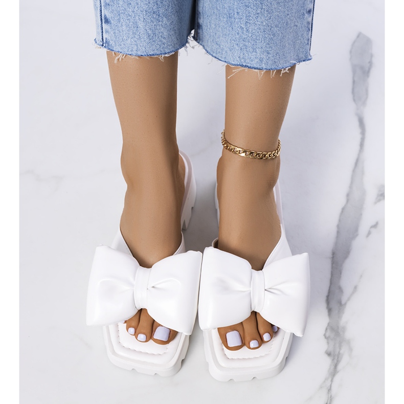 Chinelos brancos na sola do trator da Platt 1 Chinelos brancos na sola do trator da Platt 1