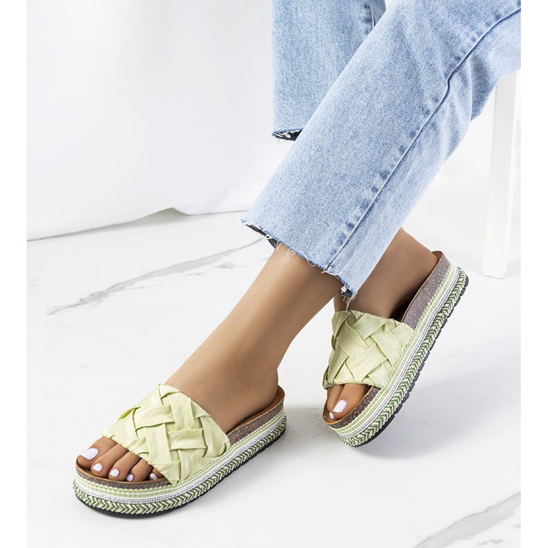 Chinelos verdes na sola de cortiça Vadna 1