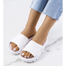 Chinelos brancos distantes de mulher 1