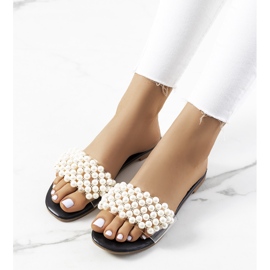 Chinelos pretos com pérolas Oshawa incolor branco prata 1 Chinelos pretos com pérolas Oshawa incolor branco prata 1