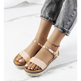 Sandálias douradas em uma plataforma ornamentada de Acton dourado 1