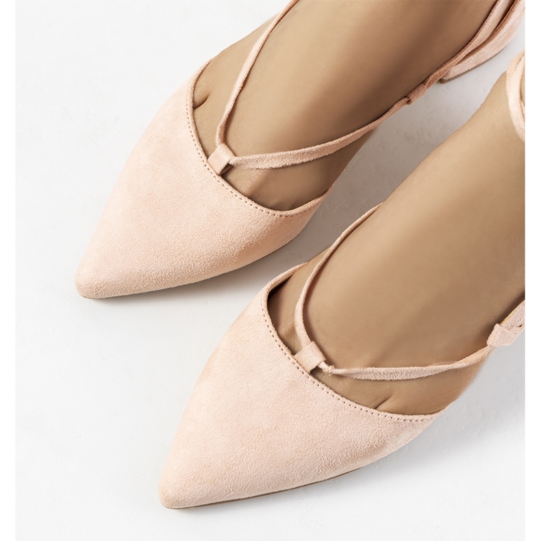 Sapatos com atacadores cor-de-rosa no poste Victoris 1