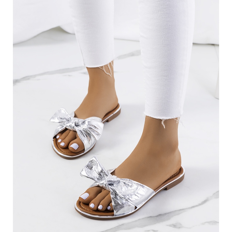 Chinelos prateados com laço Yoho prata 1