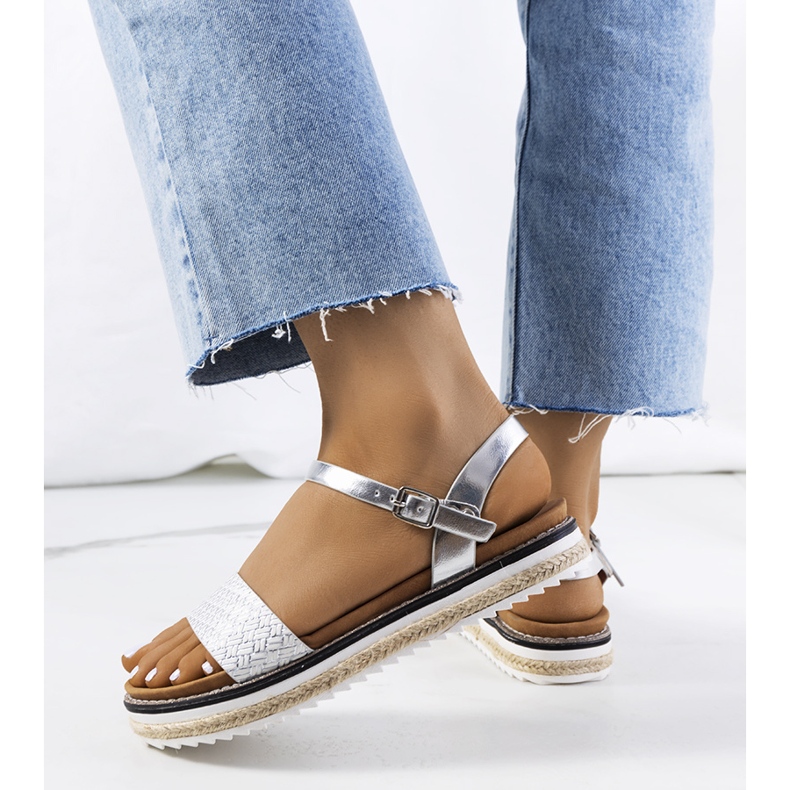 Sandálias de prata em uma plataforma Acton ornamentada 1