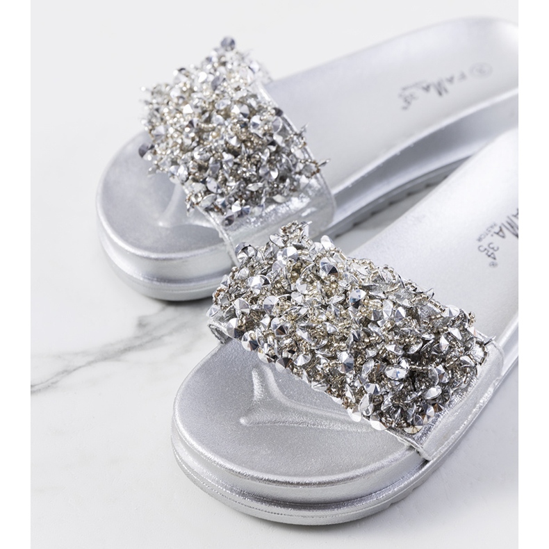 Chinelos de prata na plataforma Marthas 1