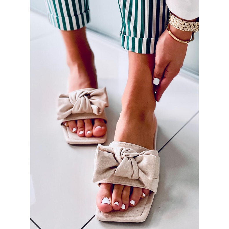 Chinelos de sola quadrada bege Nisha 1