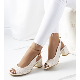 Sandálias douradas a céu aberto em um poste Malone dourado 1