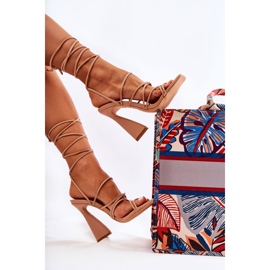 Sandálias amarradas em saltos da moda em telas nuas bege 1