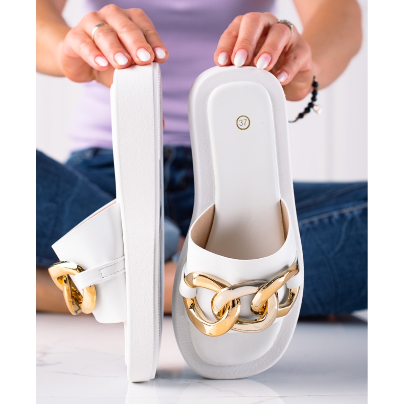 SHELOVET Chinelos elegantes com uma corrente branco 1 SHELOVET Chinelos elegantes com uma corrente branco 1