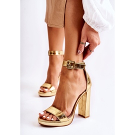 Sandálias da moda em uma perfeição dourada alta dourado 1