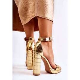 Sandálias da moda em uma perfeição dourada alta dourado 2