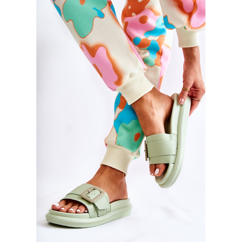 Chinelos verdes femininos com fivela Devia 1