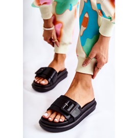 Chinelos pretos femininos com fivela Devia 1