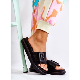 Chinelos pretos femininos com fivela Devia 2