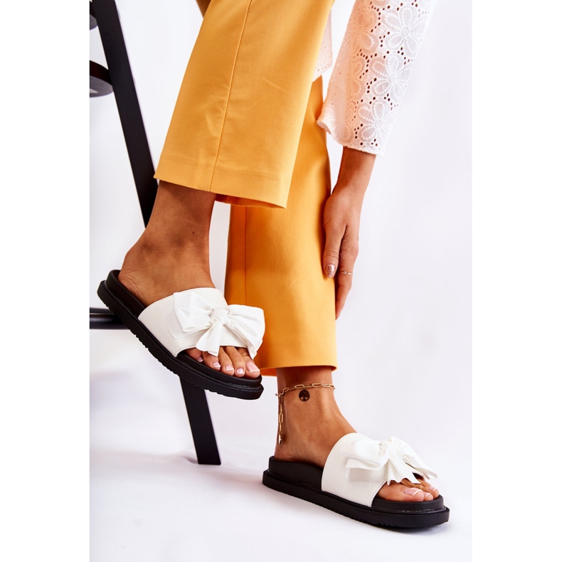 PJ1 Chinelos de couro feminino clássico com laço branco Dessy 1