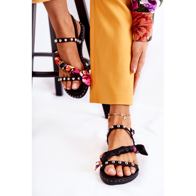 PG1 Sandálias femininas com ornamentos pretos Mataro 2