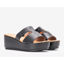 Chinelos pretos na plataforma Duffel 1