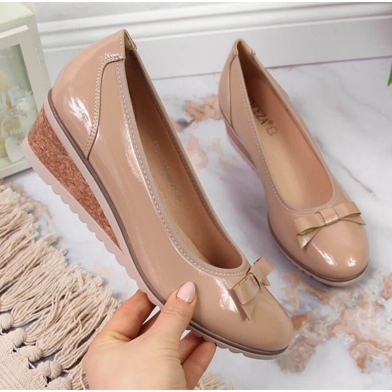 Bombas de cunha bege lacado W Vinceza 1