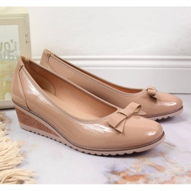 Bombas de cunha bege lacado W Vinceza 2