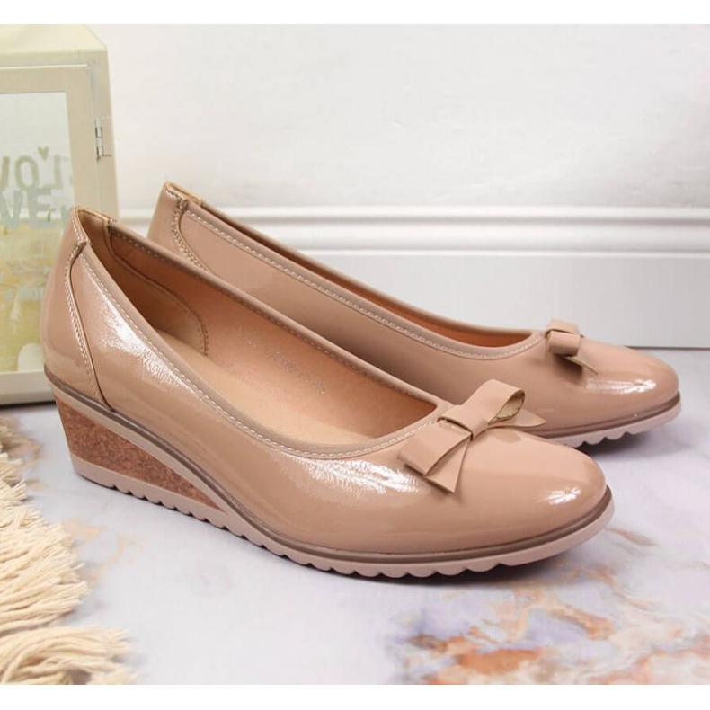 Bombas de cunha bege lacado W Vinceza 2