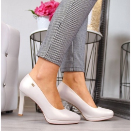 Bombas em uma plataforma bege pérola W Sergio Leone 2