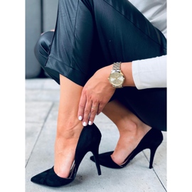 Bombas em um salto agulha Carrie Black preto 1