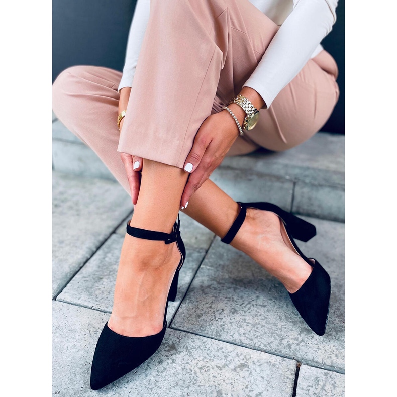 Bombas no post Lauren Black preto 1