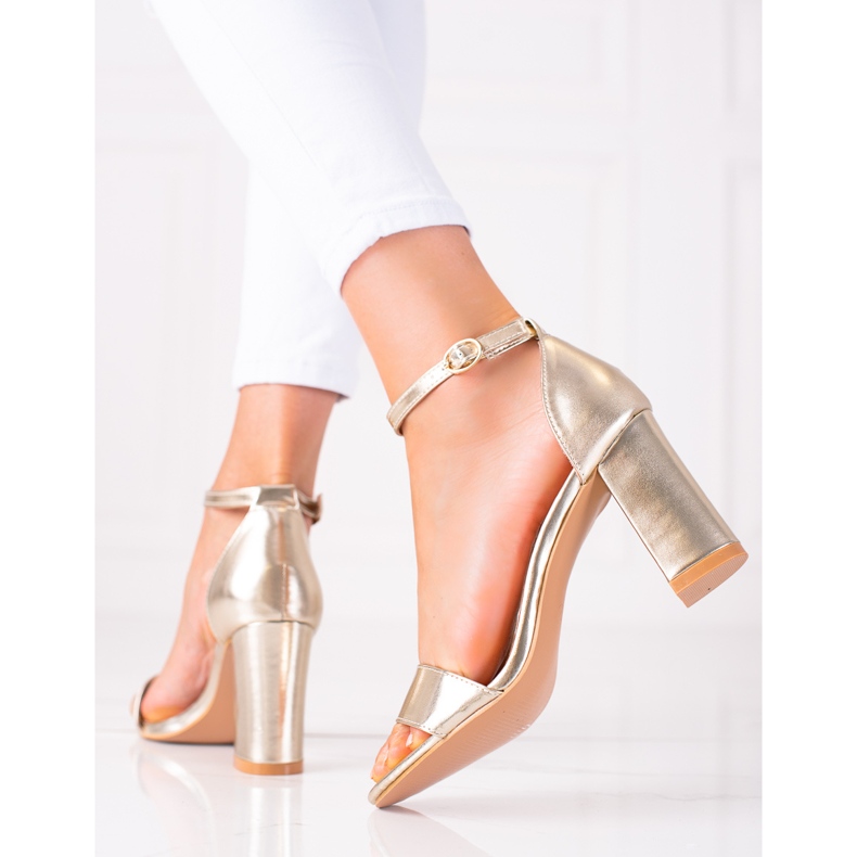 SHELOVET Sandálias douradas em um bar dourado 2