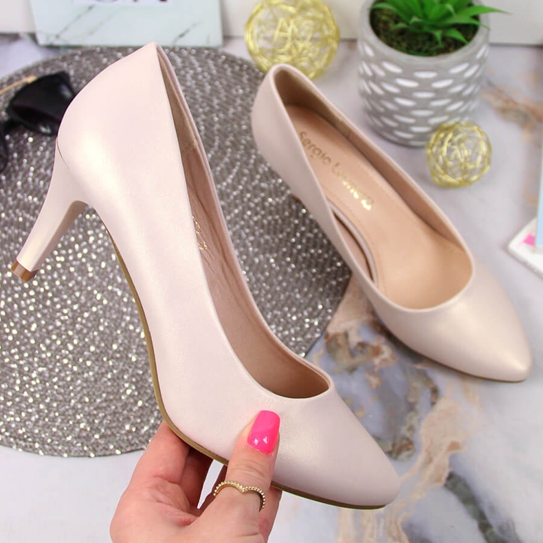 Bombas em um bege pérola Sergio Leone dourado 1