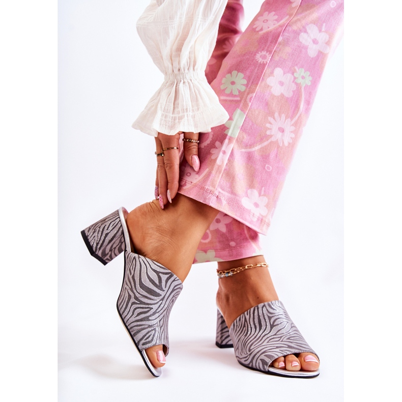 Chinelos femininos de couro com salto alto zebra cinza Nessita prata 2