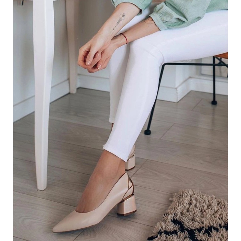 Marco Shoes Bombas em couro bege com estampa floral 1