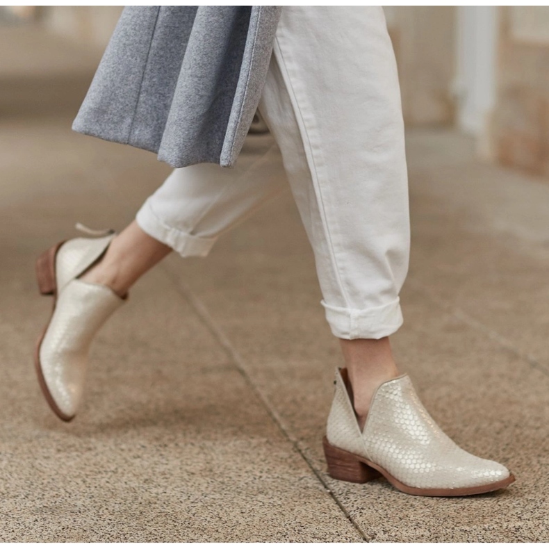 Marco Shoes Botins de camurça natural com corte em V dourado 1