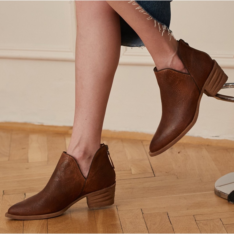 Marco Shoes Botas de couro natural com corte em V marrom 2