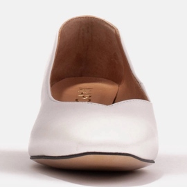 Marco Shoes Bombas feitas de couro granulado branco com decote em V 1