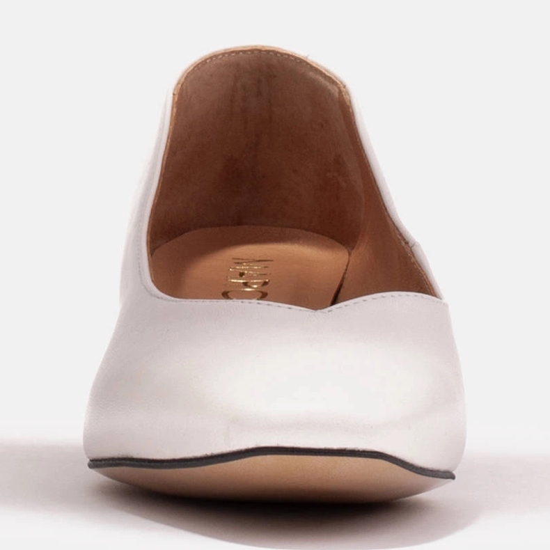 Marco Shoes Bombas feitas de couro granulado branco com decote em V 1