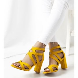 Sandálias amarelas em um poste Maddox amarelo 1