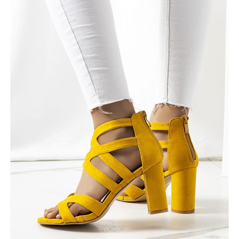 Sandálias amarelas em um poste Maddox amarelo 2