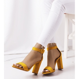 Sandálias amarelas em um post Hopkins amarelo 1