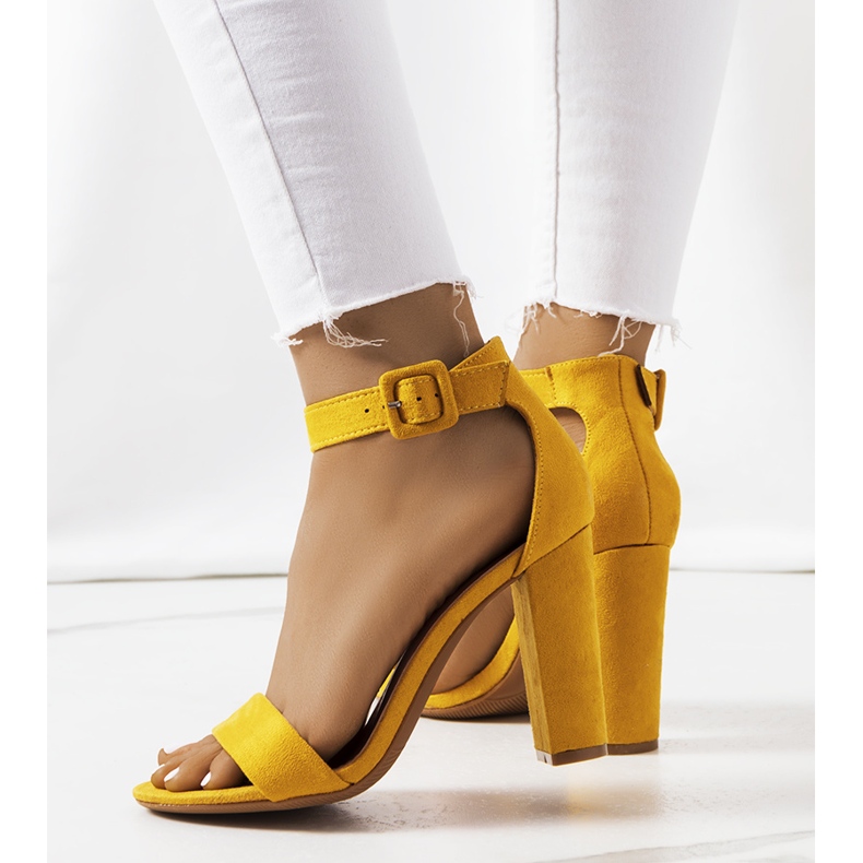 Sandálias amarelas em um post Hopkins amarelo 2