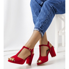 Bombas vermelhas no posto Harvey vermelho 1