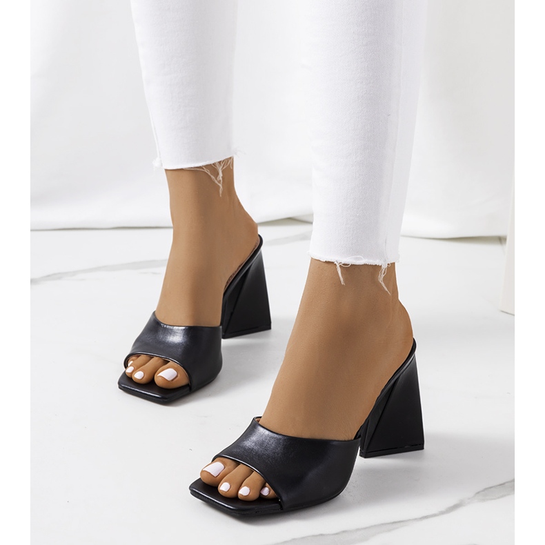 Chinelos pretos no poste Istila 1