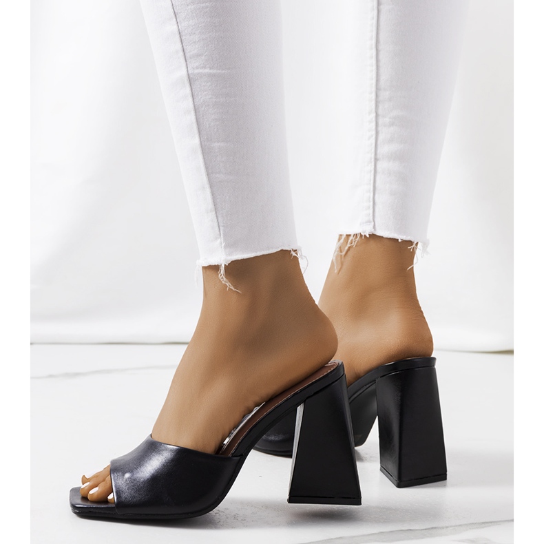 Chinelos pretos no poste Istila 2