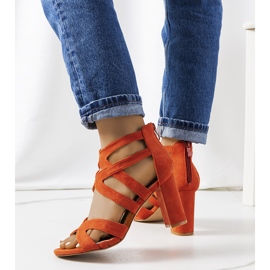 Sandálias laranja em um poste Maddox 1