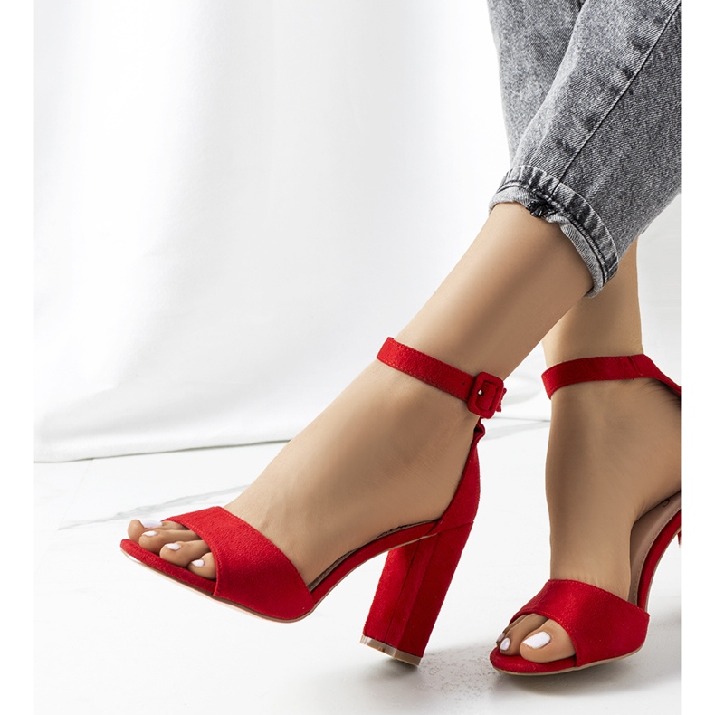 Sandálias vermelhas no poste Doyle vermelho 1